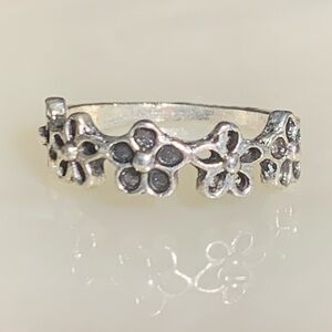 Boho Daisy Flower Silver Tone Fashion Ring Size 6.5